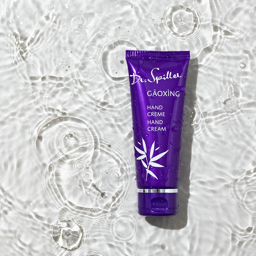 Gaoxing Handcreme liegt auf klarem Wasser