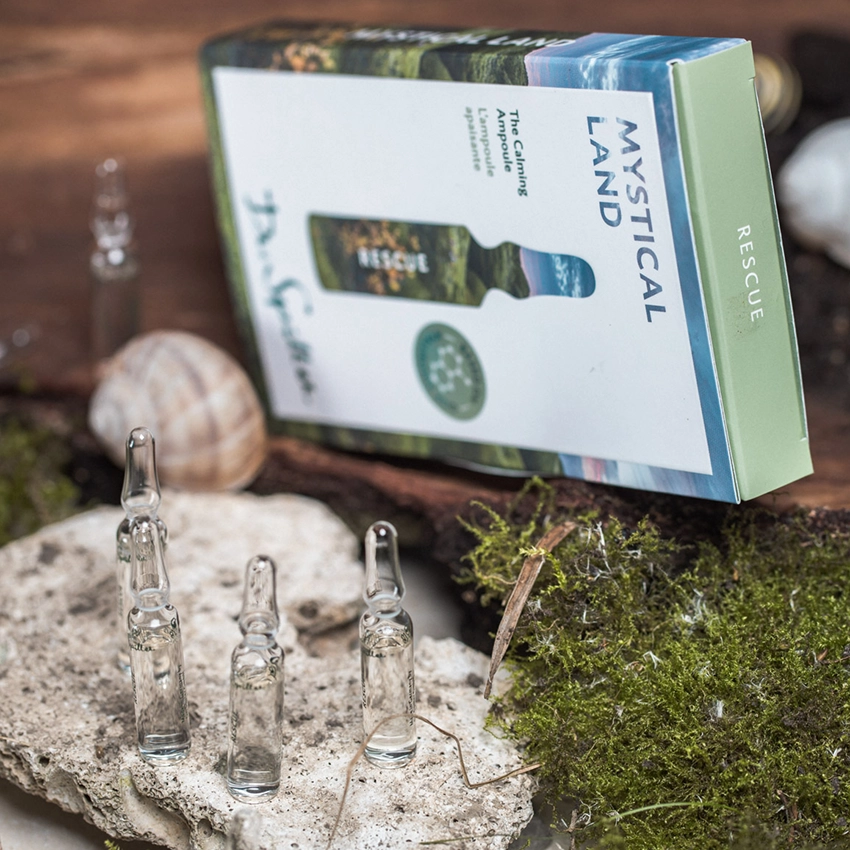 Gesichtsampullen auf einem Stein platziert