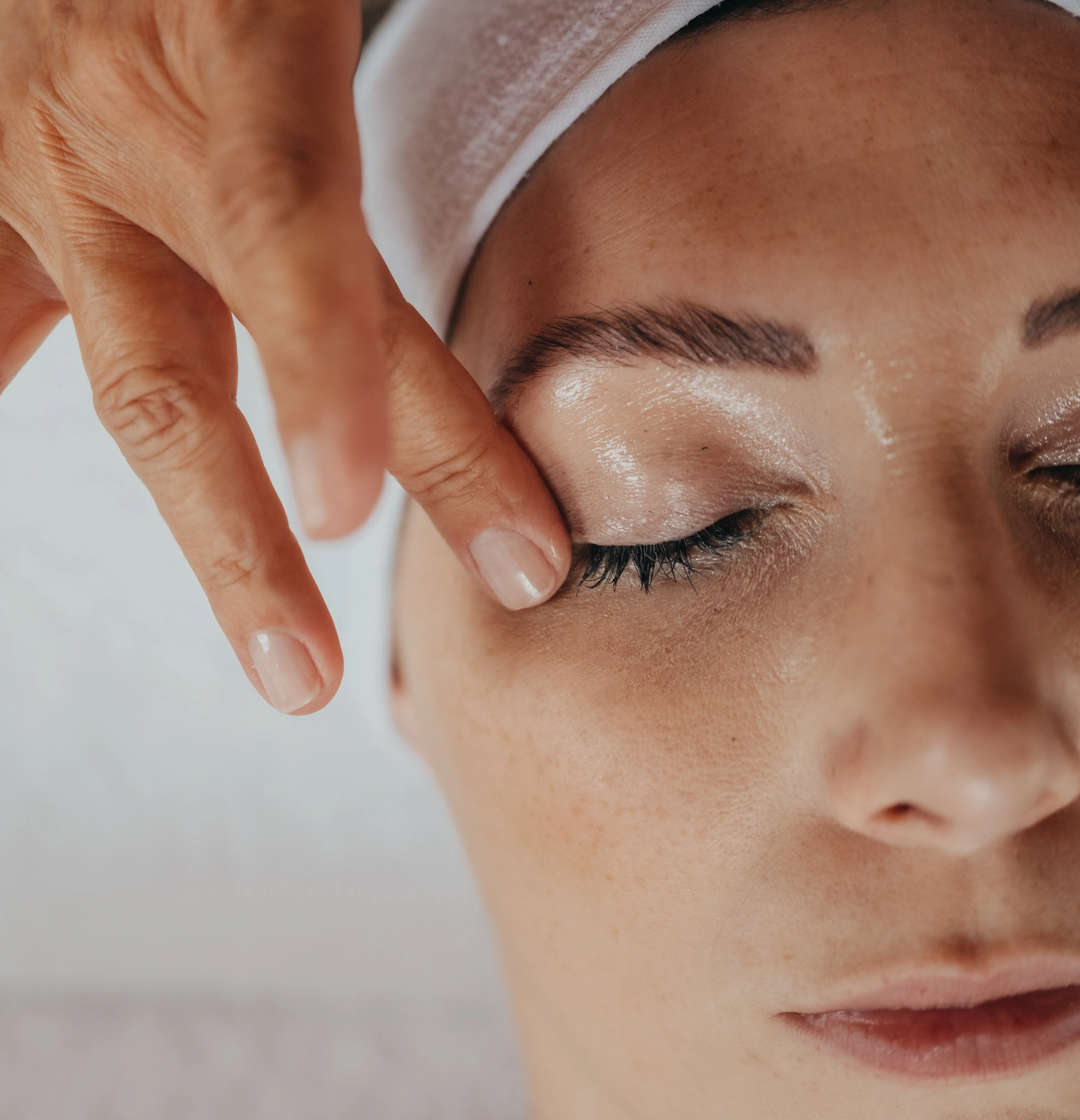 Trawenmoor treatment with facial serum close-up