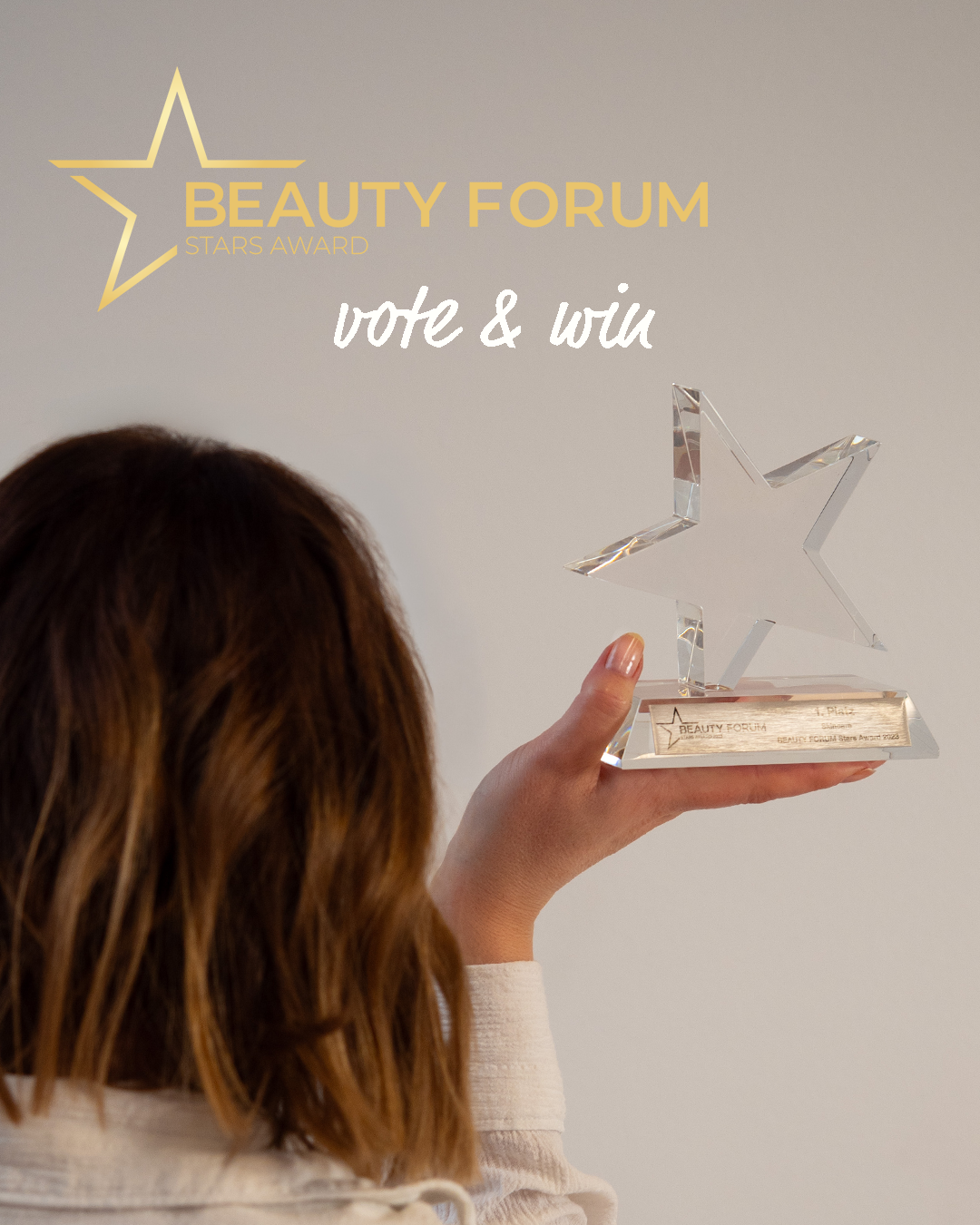 Frau mit Award in der Hand