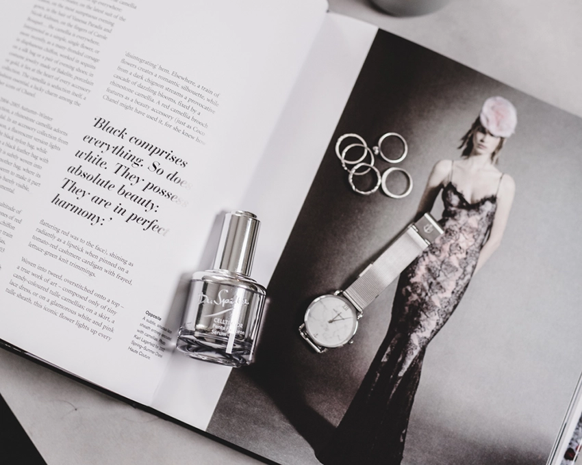 Celltresor Hautpflegeprodukt auf einem Magazin platziert