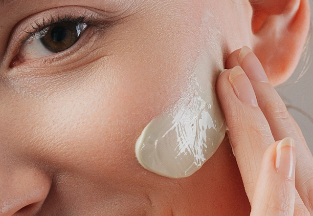 Tagescreme auf die Wange