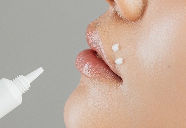 Lippenpflege auftragen