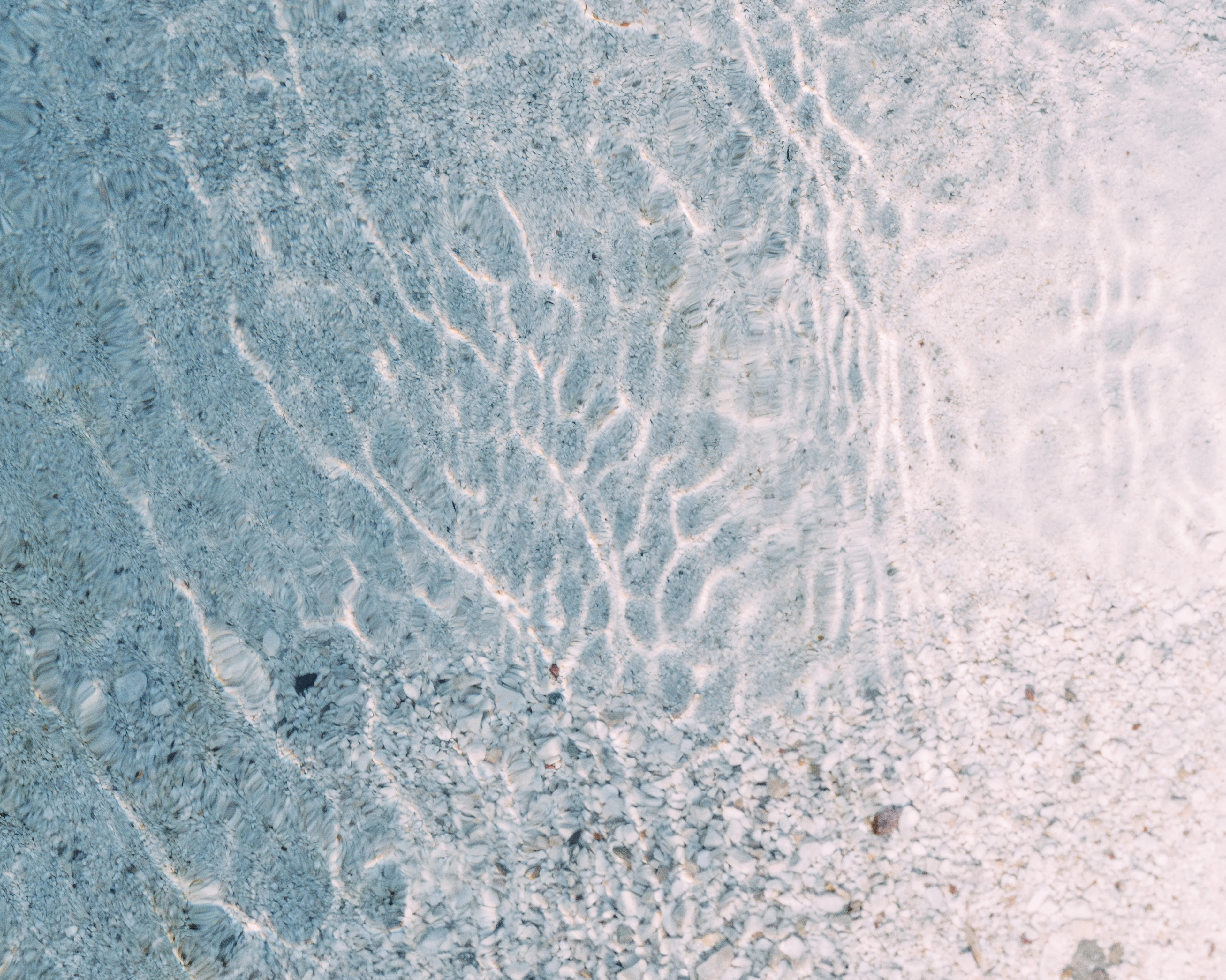 Blaue Wasserreflexionen