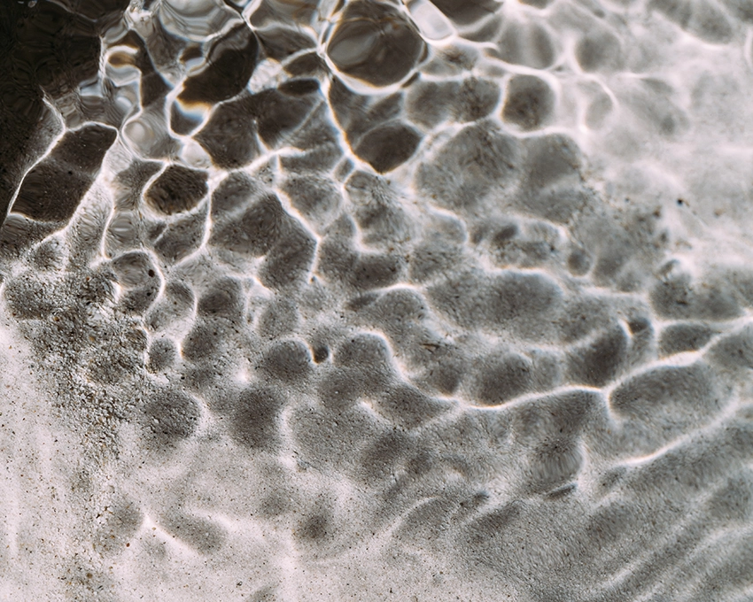 Dunkle Wasserreflexionen