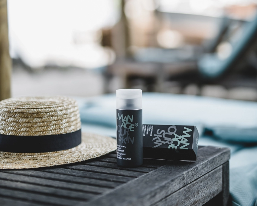 Refreshing Facial Cleanser Flasche & Verpackung auf einem Holztisch am Urlaubsort