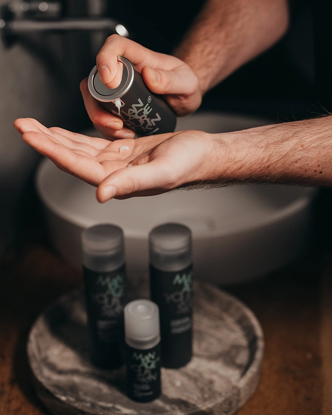 Mann dosiert die Regenerating Gel Mask auf die Handfläche
