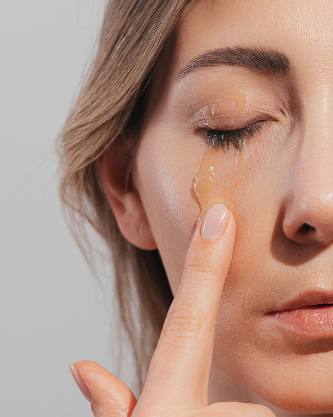 Frau trägt Bio PreCleanser auf ihr Gesicht auf