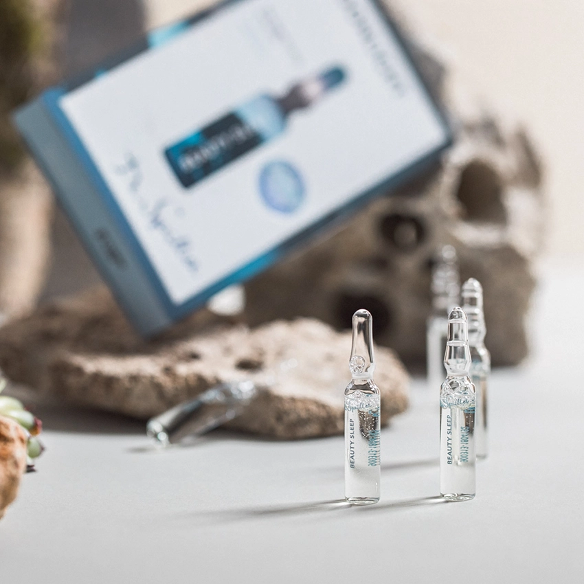 Gesichtsampullen auf dekorativen Hintergrund