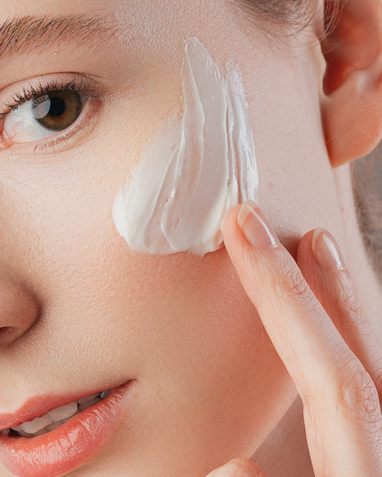 Gesichtscreme Anwendung auf der Wange