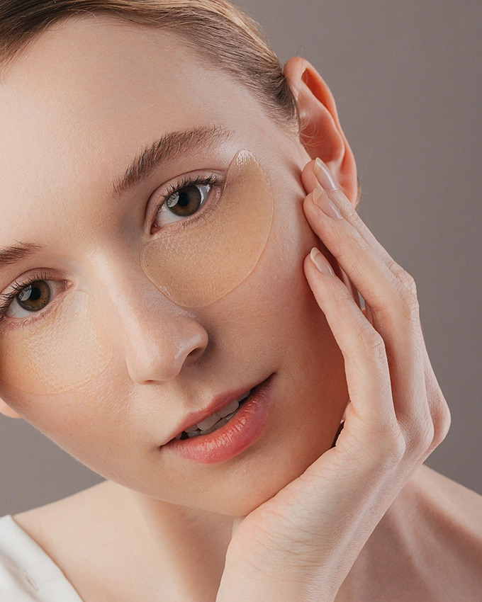 Frau trägt Phyto-Effekt Augenpads unter den Augen