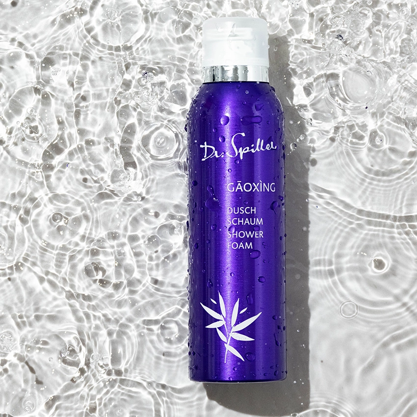 Gaoxing Duschschaum liegt auf klarem Wasser