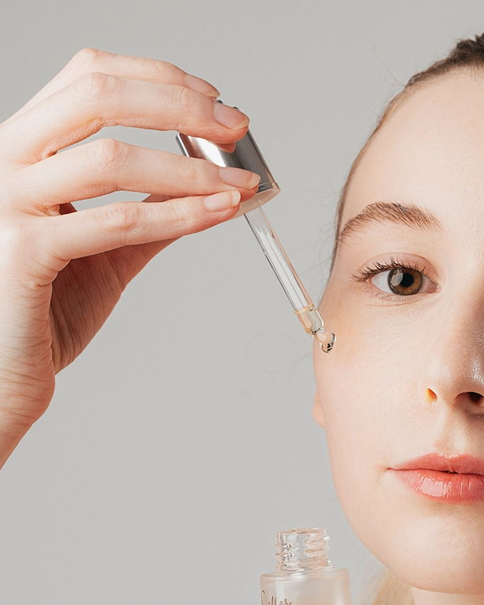 Aloe Vera Avocado Vitamin E Öl mit Pipette auf Haut aufgetragen