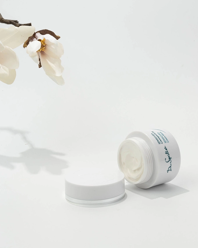 Sensicura Cremepackung Gesichtsmaske offener Tiegel kreativ platziert