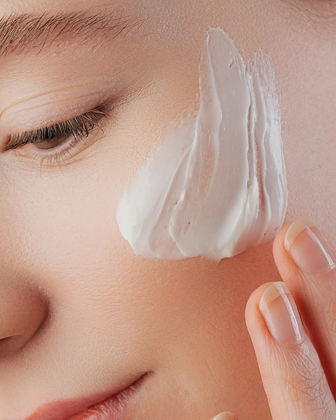 Gesichtscreme Anwendung auf der Wange