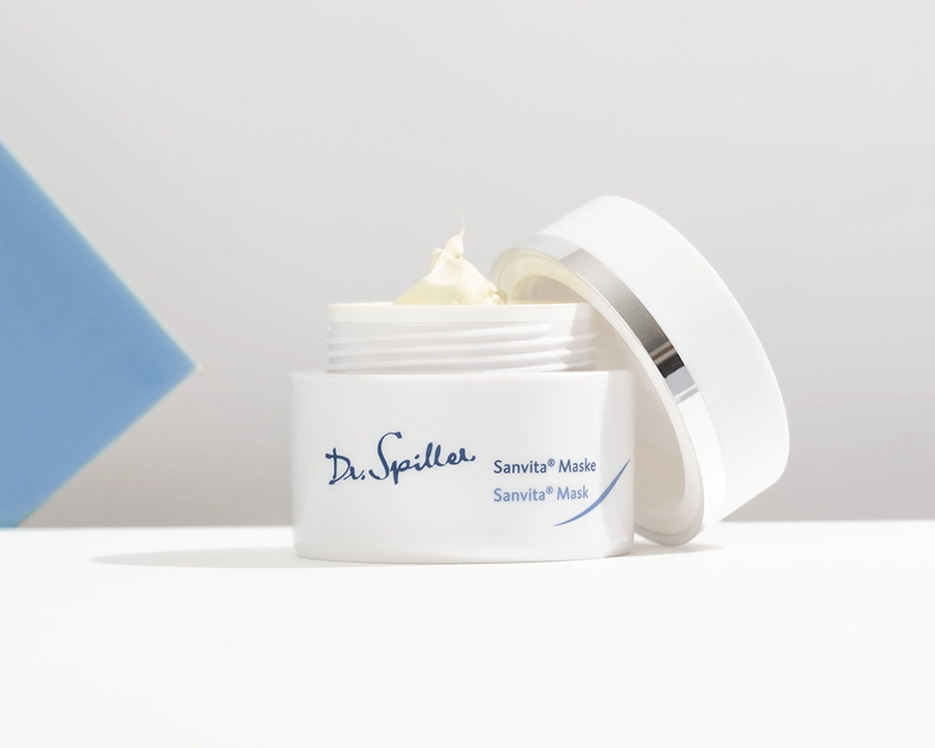 Offener Tiegel der Sanvita Gesichtsmaske minimalistisch inszeniert