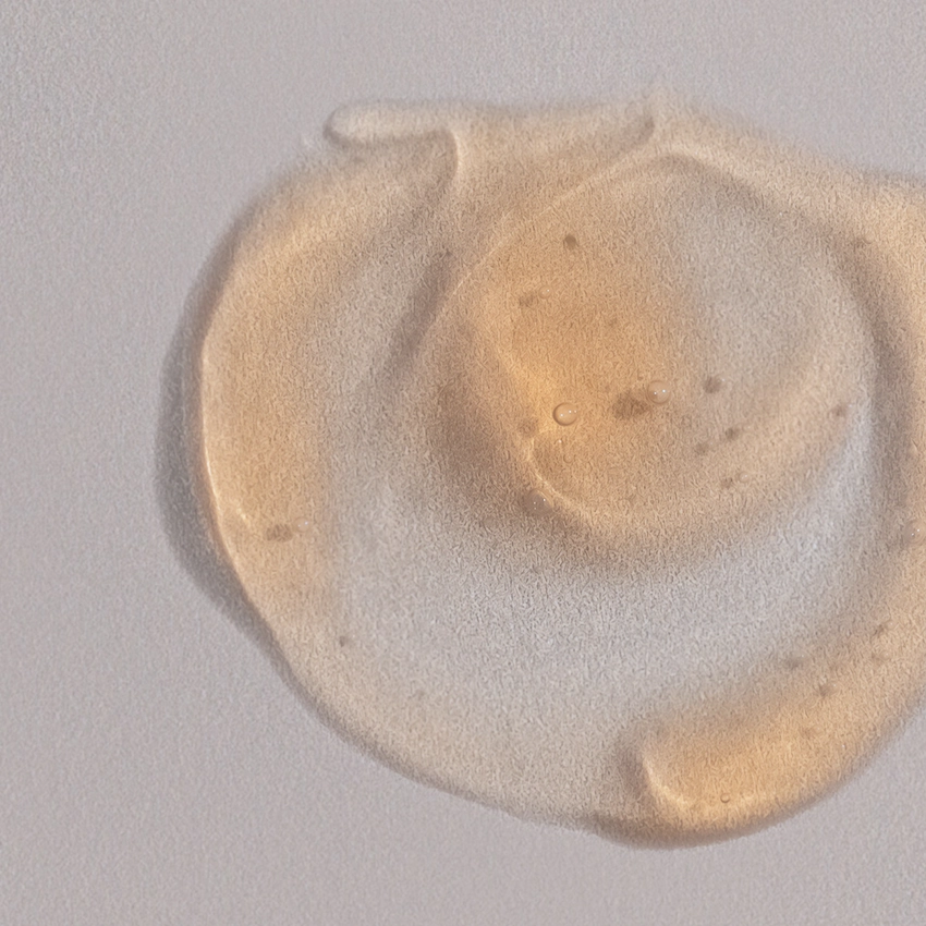 Nahaufnahme Textur - halb-transparentes, orangliches, geliges Serum