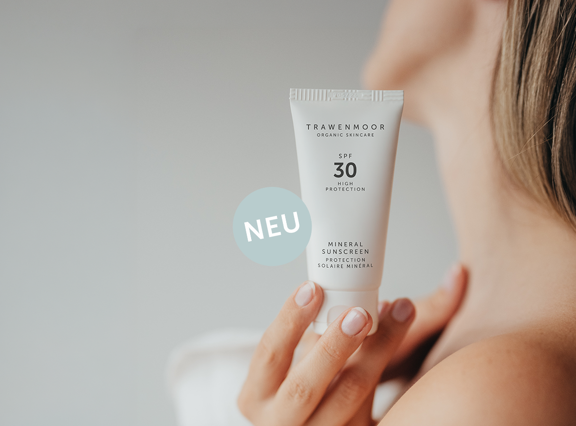 Frau mit Sonnencreme in der Hand