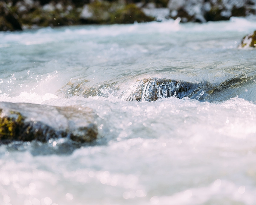 Stark strömendes Wasser über Felsen