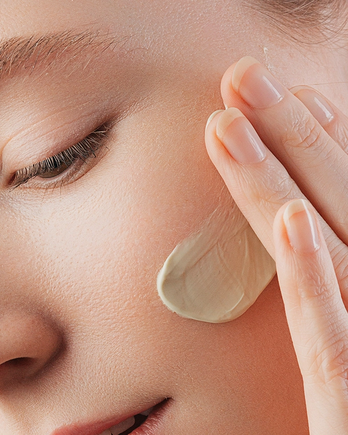 Cremiges Hautpflegeprodukt Anwendung am Gesicht