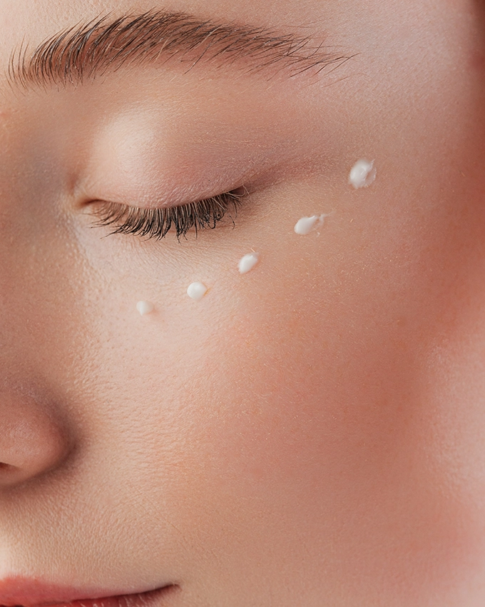 Application of an eye cream