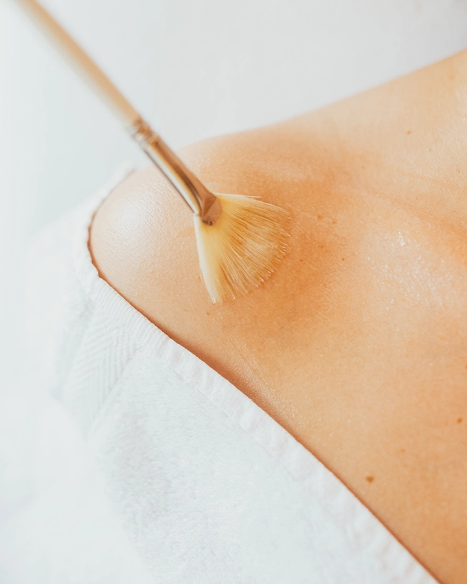 Body Slimming Gel application on shoulder