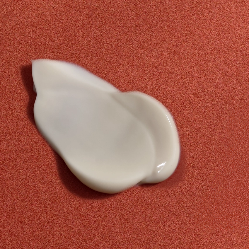 Close-up texture - milky Sun Sensitive Serum SPF30