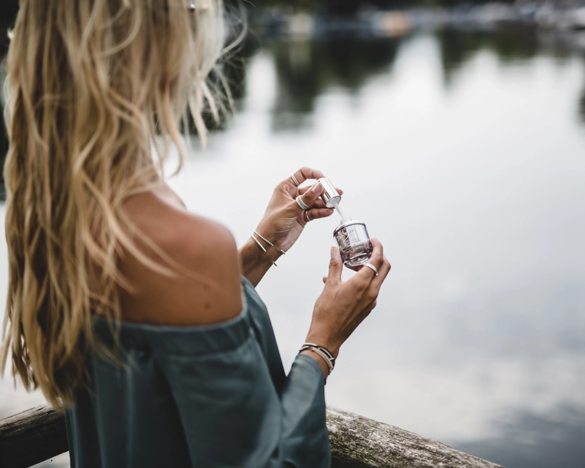 Frau trägt Dr. Spiller Hautpflegeprodukt im Freien auf