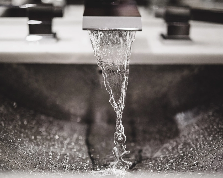 Klares Wasser fließt aus dem Wasserhahn