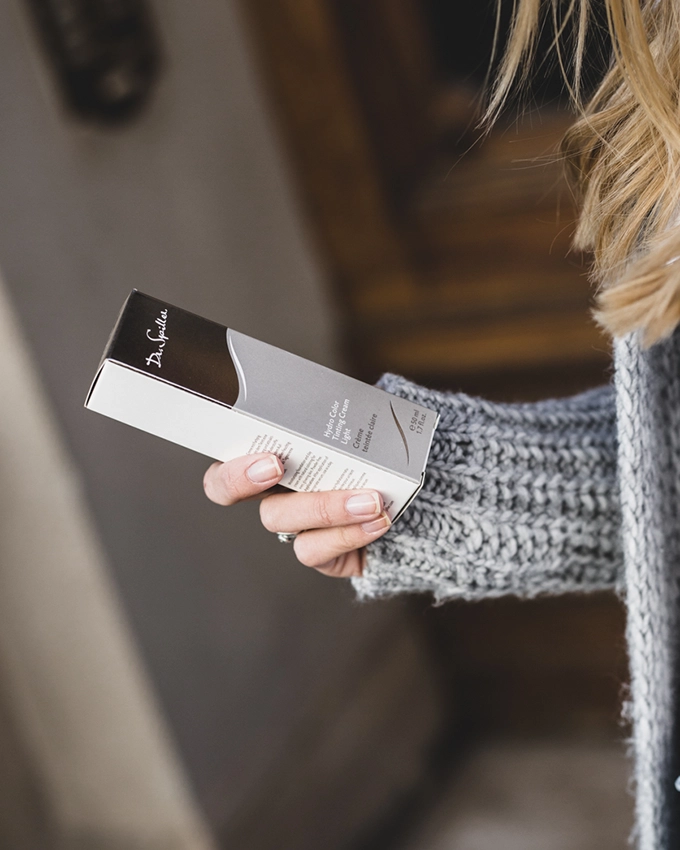Dr. Spiller Hautpflegeprodukt Verpackung in der Hand