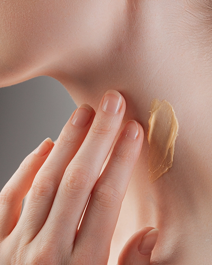 Hals und Dekollete Pflege wird am Hals aufgetragen