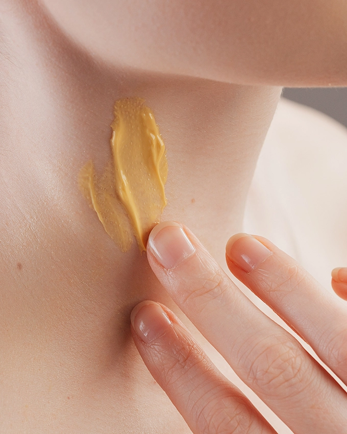 Application of neck and décolleté care