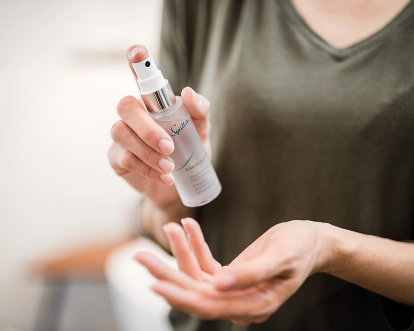 Handreinigungsspray wird auf Hand gesprüht