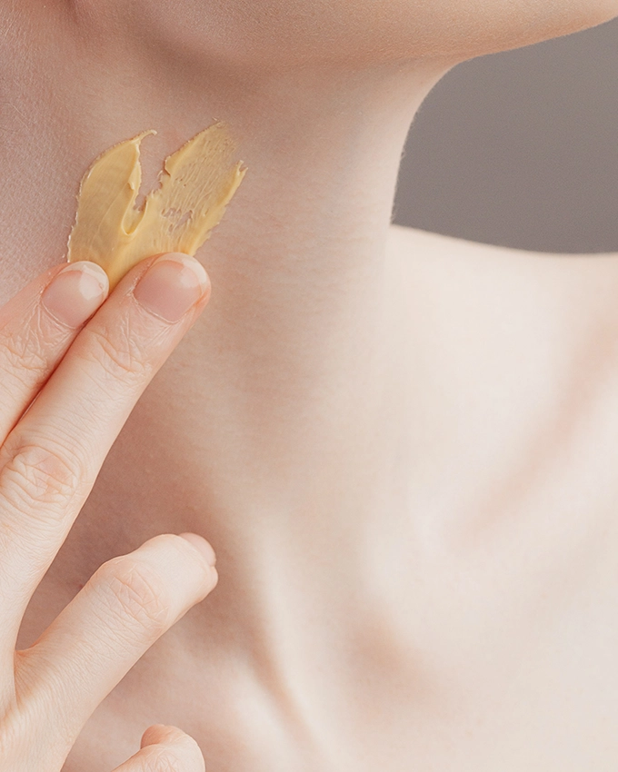 Gebliche cream is applied to the neck with fingers