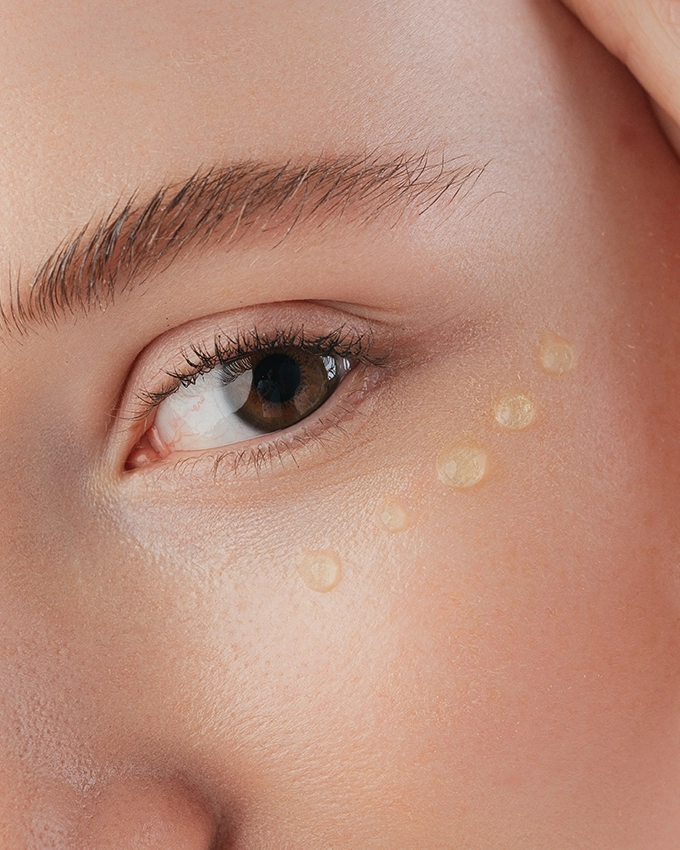 Retinol Serum wird am Gesicht aufgetragen